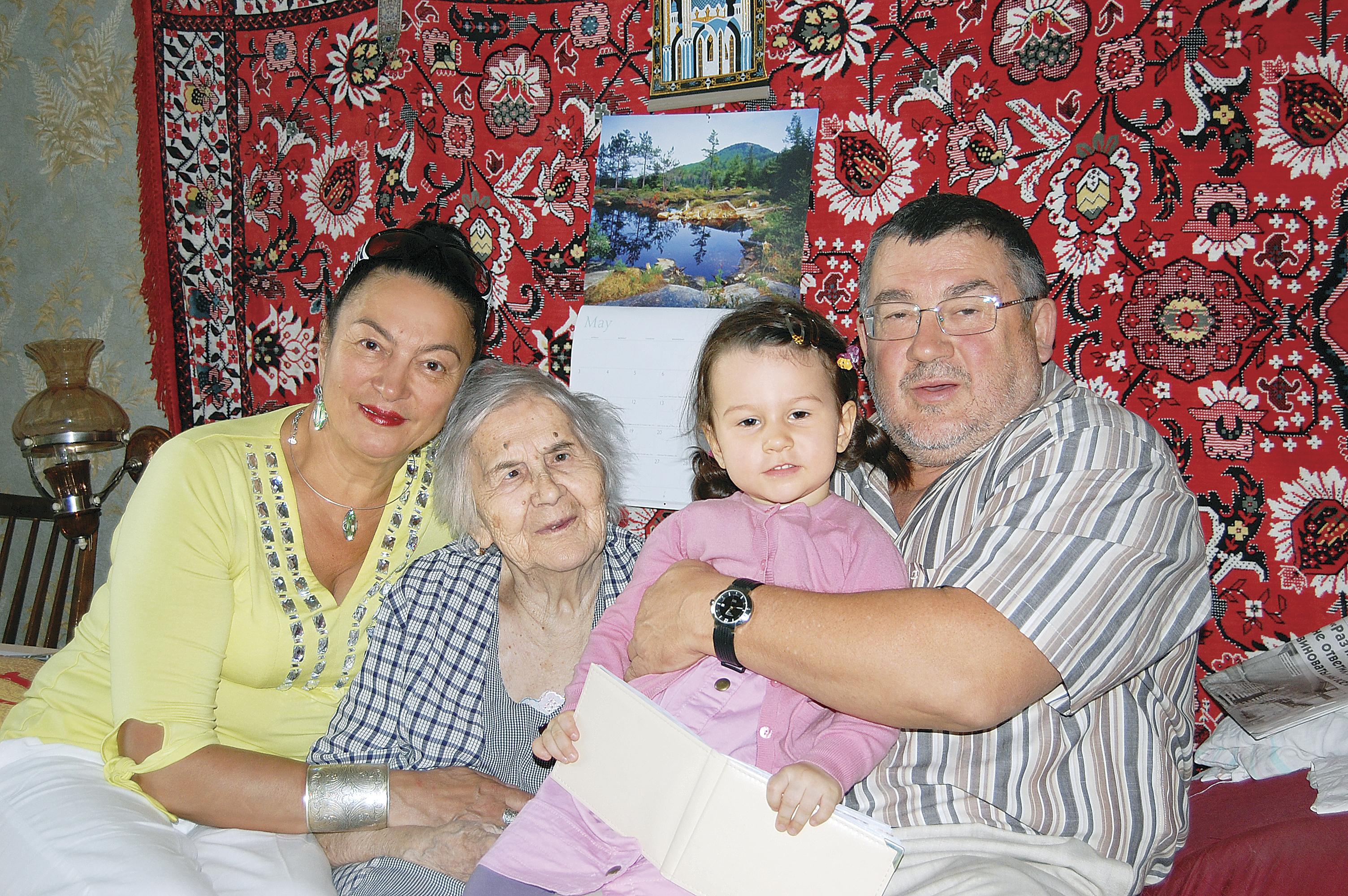 Михаил Девятаев с мамой, супругой и внучкой